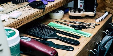 கஜா பாதிப்பு: மின் வாரிய ஊழியர்களுக்கு கைம்மாறு செலுத்தும் முடிதிருத்தும் இளைஞர்கள்