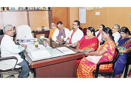 மதுரை அரசு ராஜாஜி மருத்துவமனை டீன் சண்முகசுந்தரம் தலைமையில் வியாழக்கிழமை நடைபெற்ற ஆலோசனைக் கூட்டத்தில் பங்கேற்ற மருத்துவக் குழுவினர்.