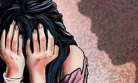 உன்னாவ்-வில் மீண்டும் ஒரு பாலியல் பலாத்கார சம்பவம்: நீதிபதி அலுவலகம் அருகே தீக்குளிக்க முயன்ற இளம்பெண் 
