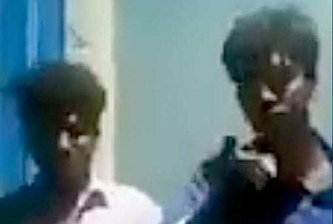 ‘சர்கார்’ படத்திற்கு ஆதரவாக அரிவாளுடன் பேசி வீடியோ வெளியிட்ட இரு இளைஞர்கள் கைது