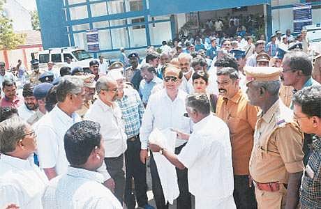 நாகை ரயில் நிலைய வளாகத்தில் ஆய்வு செய்கிறார் ரயில்வே பொது மேலாளர் (தெற்கு) ஆர்.கே. குல்சிரேஸ்டா. 