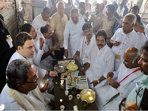 பகோடா, பஜ்ஜி, தேநீருடன் பிரசாரத்துக்கு இடையில் இளைப்பாறிய ராகுல்