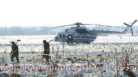விபத்துப் பகுதியில் தேடுதல் பணிகளை மேற்கொண்டுள்ள மீட்புக் குழுவினர்.