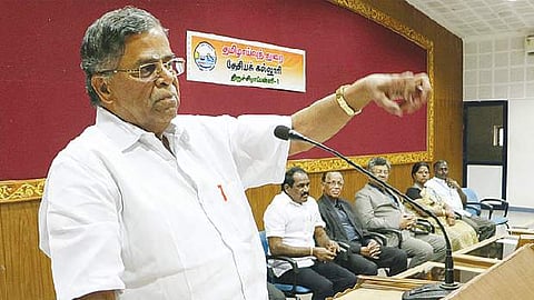 திருச்சி தேசியக் கல்லூரியில் திங்கள்கிழமை நடைபெற்ற நிகழ்ச்சியில் பேசுகிறார் பாஜக மாநிலங்களவை உறுப்பினர் இல. கணேசன்.