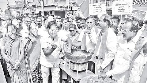 புதுச்சேரி நேரு வீதியில் முதல்வரைக் கண்டித்து, அல்வா விற்கும் போராட்டத்தை திங்கள்கிழமை நடத்திய பாஜகவினர்.