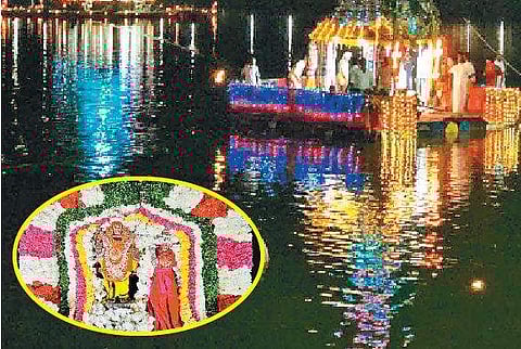 திருக்கழுகுன்றம் வேதகிரீஸ்வரர் கோயில் திருக்குளத்தில் நடைபெற்ற தெப்போற்சவம். (உள்படம்) தெப்பத்தில் சிவன்-பார்வதி அலங்காரத்தில் அருள்பாலித்த உற்சவ மூர்த்திகள்.