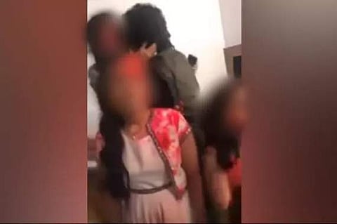 பேஸ்புக் லைவில் சிறுமிக்கு முத்தம்: பிரபல பாடகர்-மீது குழந்தைகள் ஆணையத்தில் புகார்! 
