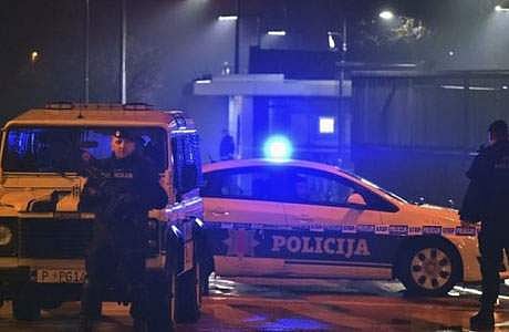 தற்கொலைத் தாக்குதலைத் தொடர்ந்து, அமெரிக்கத் தூதரகத்தை சுற்றி வளைத்த மான்டனீக்ரோ போலீஸார்.