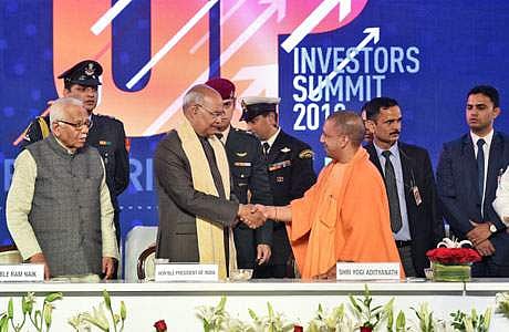 லக்னெளவில் வியாழக்கிழமை நிறைவடைந்த முதலீட்டாளர்கள் மாநாட்டில் குடியரசுத் தலைவர் ராம்நாத் கோவிந்தை வரவேற்ற உத்தரப் பிரதேச முதல்வர் யோகி ஆதித்யநாத். உடன் மாநில ஆளுநர் ராம் நாயக்.