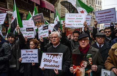 சிரியாவில் கிளர்ச்சியாளர் மீது அந்த நாட்டு அரசு மற்றும் ரஷியா நிகழ்த்தி வரும் தாக்குதல்களுக்கு எதிர்ப்பு தெரிவித்து, துருக்கியின் இஸ்தான்புல் நகரிலுள்ள ரஷிய தூதரகம் முன்பு வியாழக்கிழமை நடைபெற்ற ஆர்ப்ப