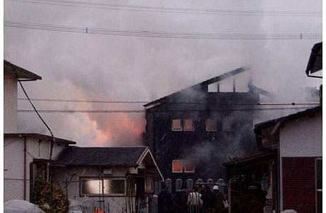 ஜப்பான் ராணுவ ஹெலிகாப்டர் குடியிருப்புகளின் மீது விழுந்ததில் கொழுந்து விட்டு எரியும் தீ.