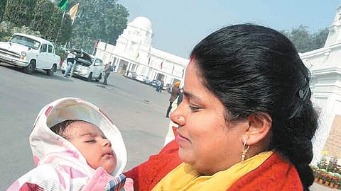 சட்டப்பேரவைக்கு செல்லும் குழந்தை!