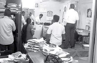 சாத்தூர் சார்-பதிவாளர்அலுவலகத்தில் திங்கள்கிழமை சோதனை நடத்திய லஞ்ச ஒழிப்புத்துறை அதிகாரிகள்.