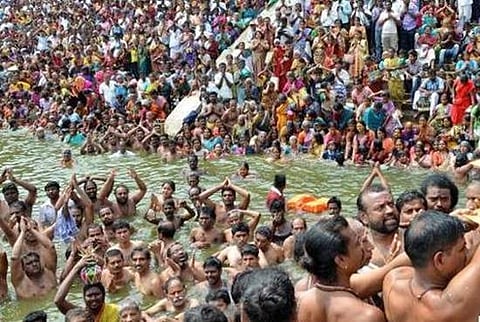கும்பகோணம் மகாமக குளத்தில் பல்லாயிரக்கணக்கானோர் புனித நீராடல்