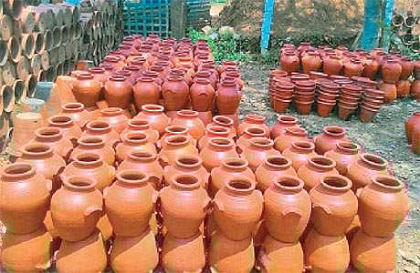 மானாமதுரையில் மண்பாண்ட கூட்டுறவு சங்கத்தில் விற்பனைக்கு தயாராகவுள்ள மண்ணால் தயாரிக்கப்பட்ட கூஜா மற்றும் பானைகள்.