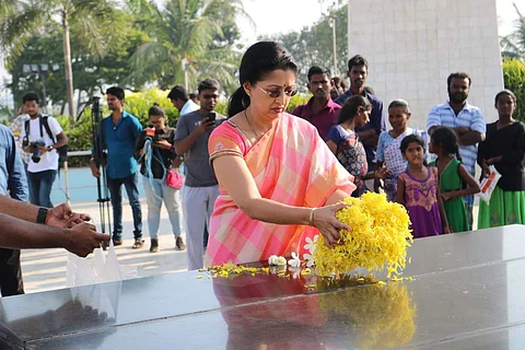 ஜெயலலிதா நினைவிடத்தில் கவுதமி அஞ்சலி