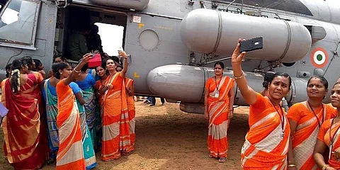 குரங்கணி தீ விபத்து மீட்பு ஹெலிகாப்டருடன் மாணவிகளின் செல்ஃபி: எங்கே செல்கிறது இந்த மோகம்? 