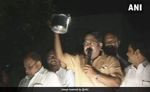 டிடிவி தரப்புக்கு குக்கர் சின்னம் ஒதுக்கீடு: முதல்வர் தரப்பில் உச்ச நீதிமன்றத்தில் மேல்முறையீடு! 