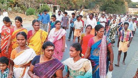 திருவண்ணாமலையில் வியாழக்கிழமை மாலை கிரிவலம் வந்த பக்தர்கள்.