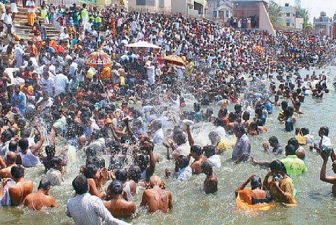 மாசி மக விழா தீர்த்தவாரியை ஒட்டி கும்பகோணம் மகா மகக் குளத்தில் புனித நீராடிய பொதுமக்கள்.