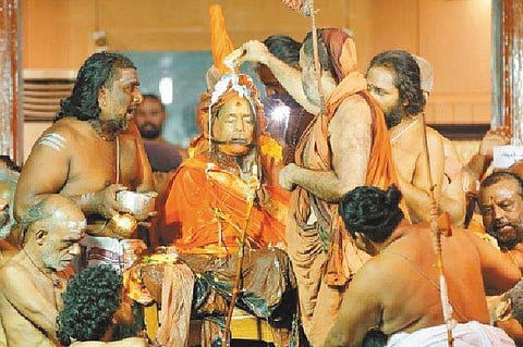 காஞ்சி காமகோடி பீடாதிபதி ஜயேந்திர சரஸ்வதி சுவாமிகளுக்கு வேத மந்திரங்களுடன் அபிஷேக, ஆராதனைகளை செய்த விஜயேந்திர சரஸ்வதி சுவாமிகள். 