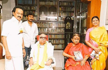 கோபாலபுரம் இல்லத்தில் திமுக தலைவரும், தந்தையுமான கருணாநிதி, தாய் தயாளு அம்மாள் ஆகியோரிடம் வாழ்த்து பெற்ற திமுக செயல் தலைவர் மு.க.ஸ்டாலின், மனைவி துர்கா ஸ்டாலின், மகன் உதயநிதி ஸ்டாலின்.