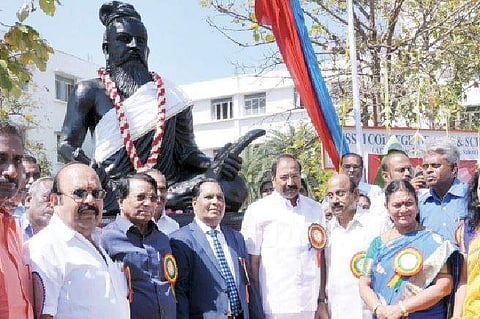 உலகத்தமிழ் மரபு மாநாட்டை முன்னிட்டு திருவள்ளுவர் சிலையை திறந்து வைத்தார் தமிழக மின்சாரம், மதுவிலக்கு மற்றும் ஆயத்தீர்வைத்துறை அமைச்சர் பி.தங்கமணி. 