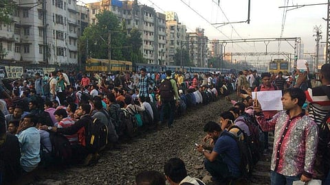 போராட்டக்காரர்கள் கலைந்து செல்லாத நிலையில் மும்பை ரயில் சேவை மீண்டும் துவங்கியது