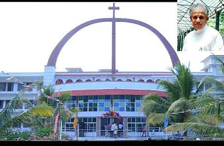 கருணை இல்லம். (உள்படம்) பாதிரியார் தாமஸ்