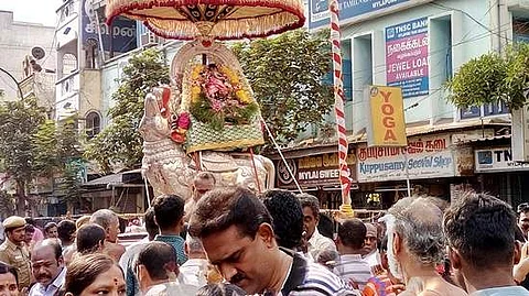 ஐஏஎஸ், ஐபிஎஸ் போன்ற அதிகார பதவி வேண்டுமா? திருமயிலை அதிகார நந்தியை பாருங்க!