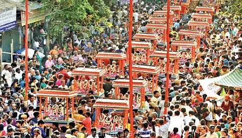 அறுபத்து மூவர் உலாவுக்கு காத்திருக்கும் மக்கள்: விழாக்கோலம் பூண்ட மயிலை