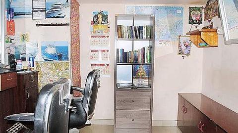 புதுமை..! சலூனில் ஒரு நூலகம்...!