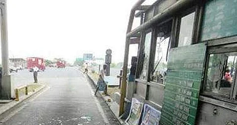 போராட்டத்தில் நொறுக்கப்பட்ட சுங்கச்சாவடி