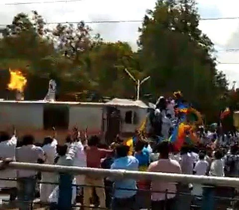 காவிரி மேலாண்மை வாரியம் அமைக்கக் கோரி பாமக போராட்டம்: ரயில் மின்கம்பியில் சிக்கிய வாலிபர் (விடியோ) 
