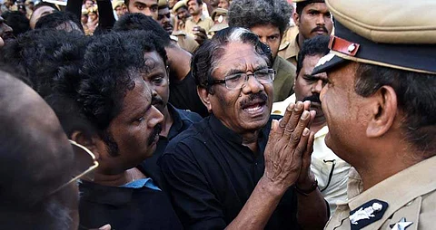 போராட்டக்களமாக மாறிய சேப்பாக்கம்