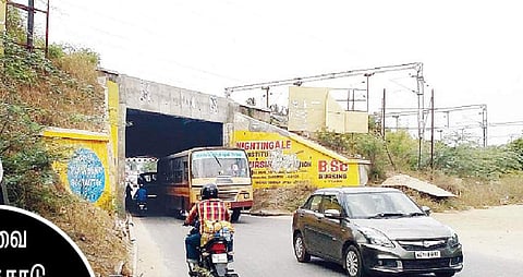 கோவையில் இருந்து பாலக்காடு செல்லும் வழியில் மரப்பாலத்தில் குறுகலாக கட்டப்பட்டுள்ள ரயில்வே மேம்பாலம். 