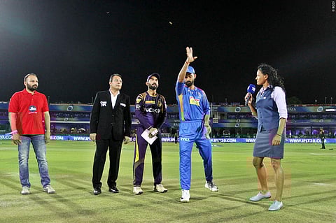 கிறிஸ் லின் 3 ரன்கள் எடுத்தால் 3 ஆயிரம் ரன்கள்: தினேஷ் கார்த்திக் பந்துவீச்சு தேர்வு