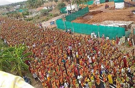 தாரமங்கலம் கைலாசநாதர் கோயில் கும்பாபிஷேக விழாவினையொட்டி, வியாழக்கிழமை நடைபெற்ற தீர்த்தக்குட ஊர்வலம்.