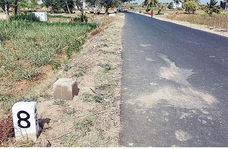 அரூர் -தீர்த்தமலை சாலையில் எம்.தாதம்பட்டி (முத்தானூர்) எனுமிடத்தில் கான்கிரீட்டால் அமைக்கப்பட்டுள்ள எல்லைக் கல்.