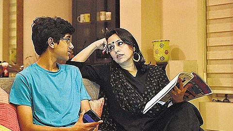 என் மகனிடம் இதையெல்லாம் நான் பேசக் கூடாதா? யார் சொன்னது?