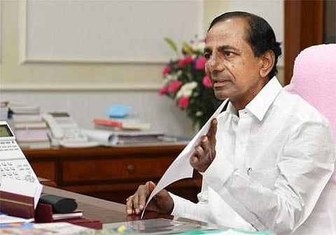 போலீஸ் வாகனத்தில் தெலங்கானா முதல்வர் சந்திரசேகர ராவின் டிஆர்எஸ் கட்சிக் கொடி