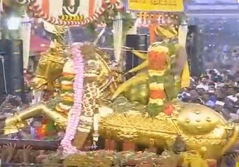 வைகை ஆற்றில் இறங்கினார் கள்ளழகர் 