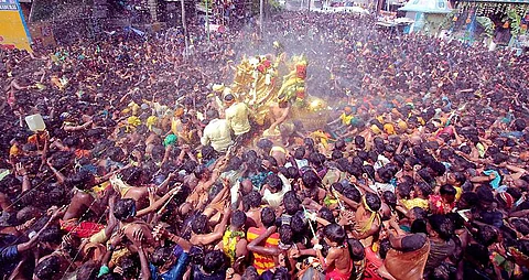 பச்சைப் பட்டுடுத்தி வைகை ஆற்றில் இறங்கினார் கள்ளழகர்