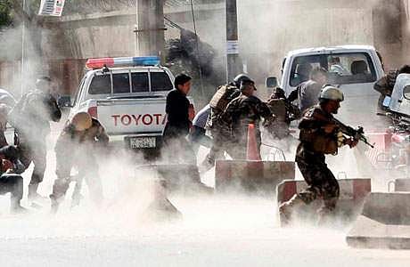 காபூலில் தற்கொலைத் தாக்குதல் நடத்தப்பட்ட பகுதியை சுற்றி வளைக்கும் பாதுகாப்புப் படையினர்.