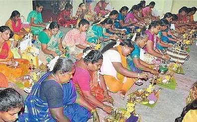 சீரங்கத்தம்மன் கோயிலில் நடைபெற்ற திருவிளக்கு பூஜையில் கலந்துகொண்ட பெண்கள்.