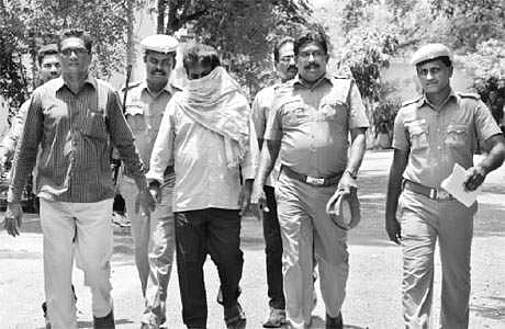 நீதித்துறை நடுவர் மன்றத்தில் திங்கள்கிழமை ஆஜர்படுத்திவிட்டு வெளியே போலீஸாரால் அழைத்து வரப்பட்ட உதவிப் பேராசிரியர் முருகன் மற்றும் ஆராய்ச்சி மாணவர் கருப்பசாமி.