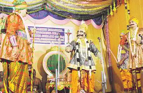 நாடகத்தில் ஹிரண்யகசிபு உள்ளிட்டோர் பங்கேற்ற காட்சி.