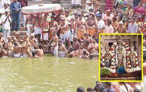 திருவள்ளூர் வீரராகவப் பெருமாள் கோயிலில் நடைபெற்ற தீர்த்தவாரி. (உள்படம்) சிறப்பு அலங்காரத்தில் வீரராகவப் பெருமாள்.