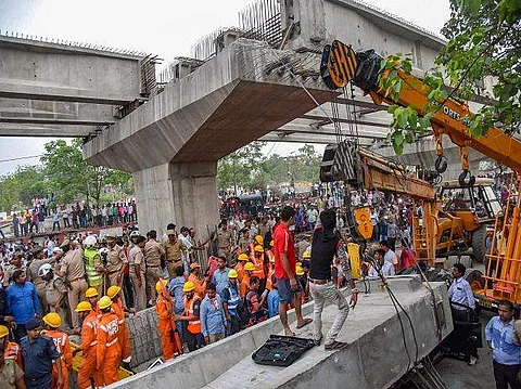 வாரணாசியில் மேம்பாலம் இடிந்து விழுந்து விபத்து: 16 பேர் பலி 