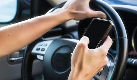 வாகனம் ஓட்டும்பொழுது மொபைல் போனில் பேசுவது குற்றம் அல்ல: கேரள உயர் நீதிமன்றம்  